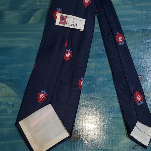 Blue tie with red pattern NEW - Picture 6 of 6
